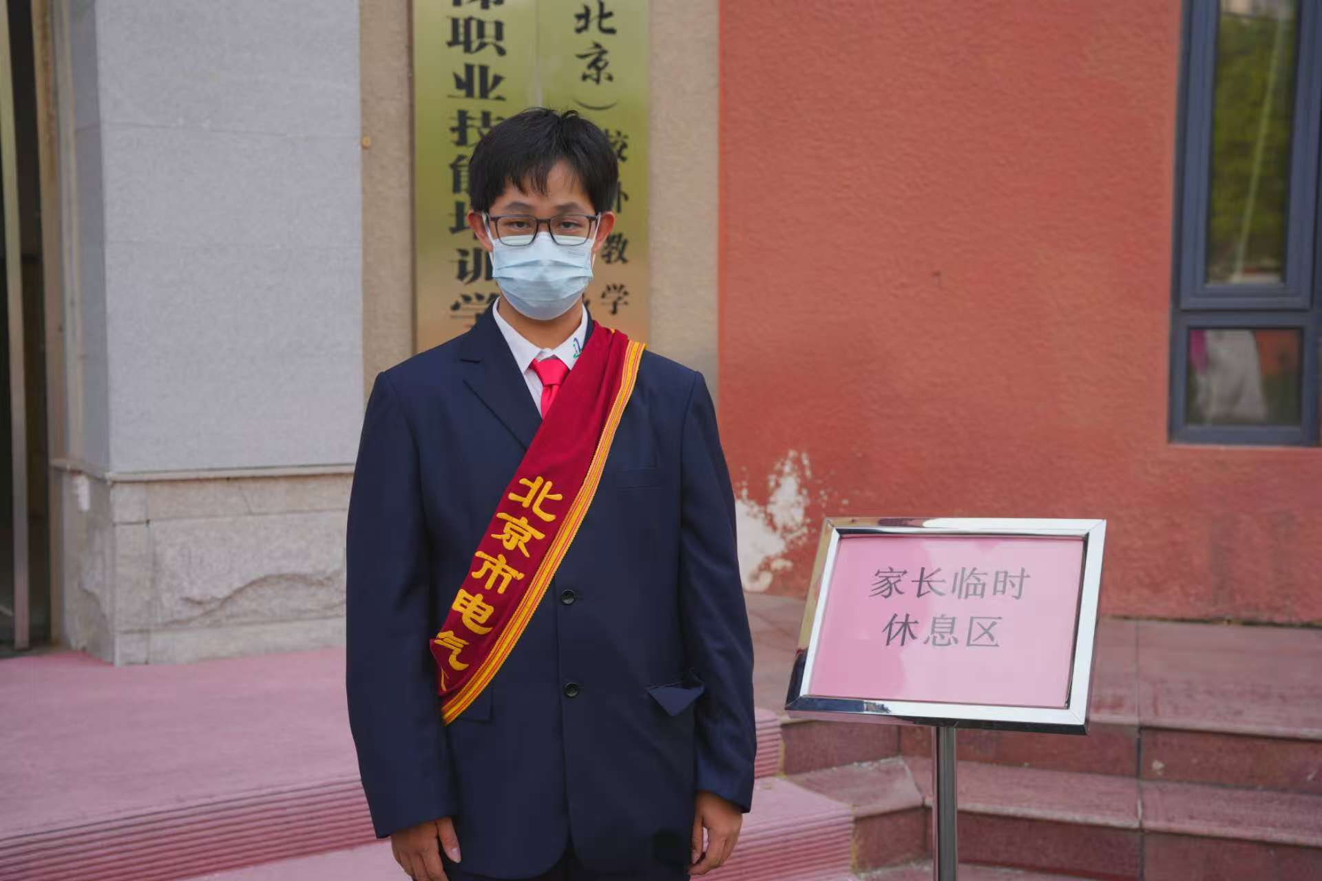 报告厅门口志愿者