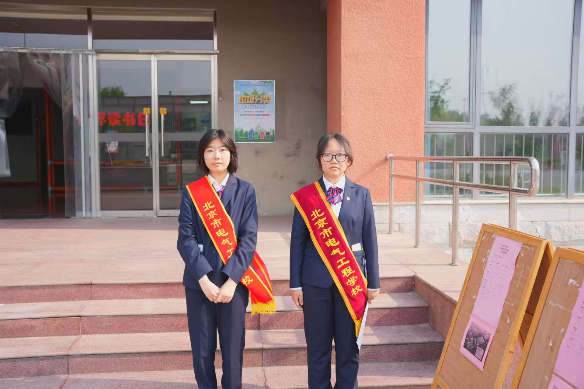 一号教学楼大厅前志愿者