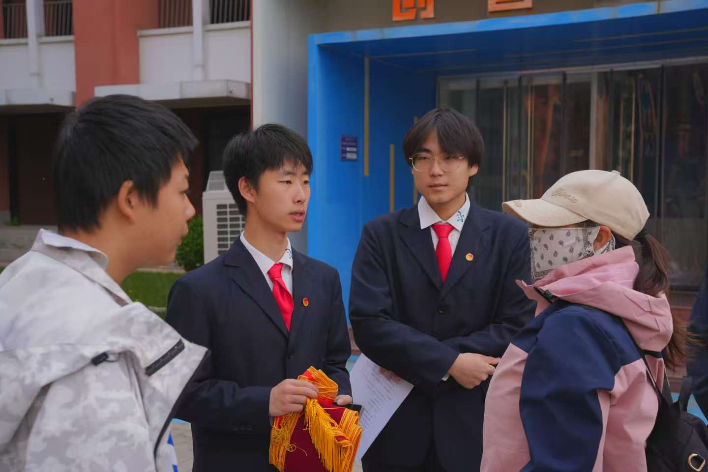 志愿者为家长同学答疑解惑