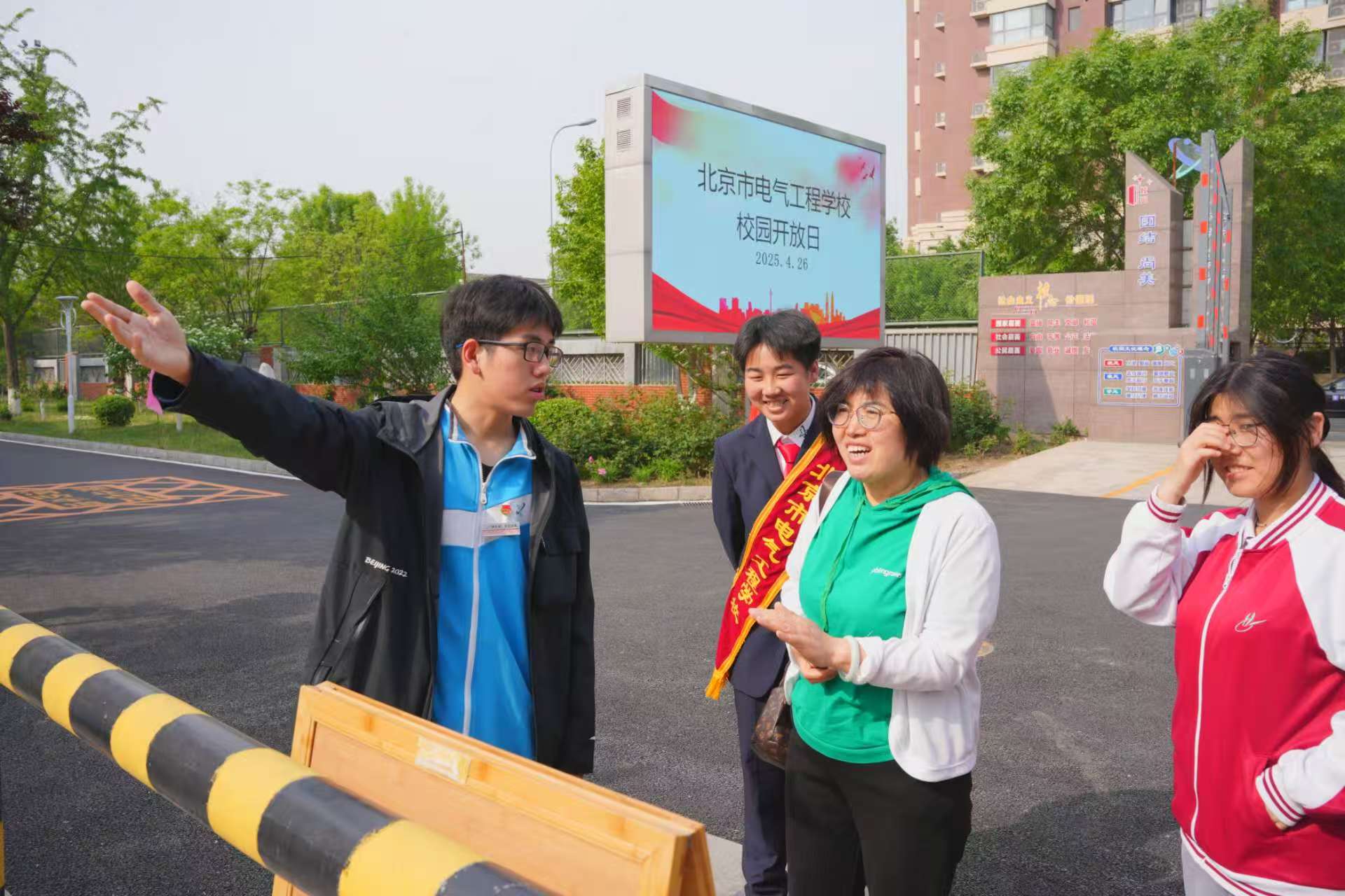 志愿者为家长同学答疑解惑2