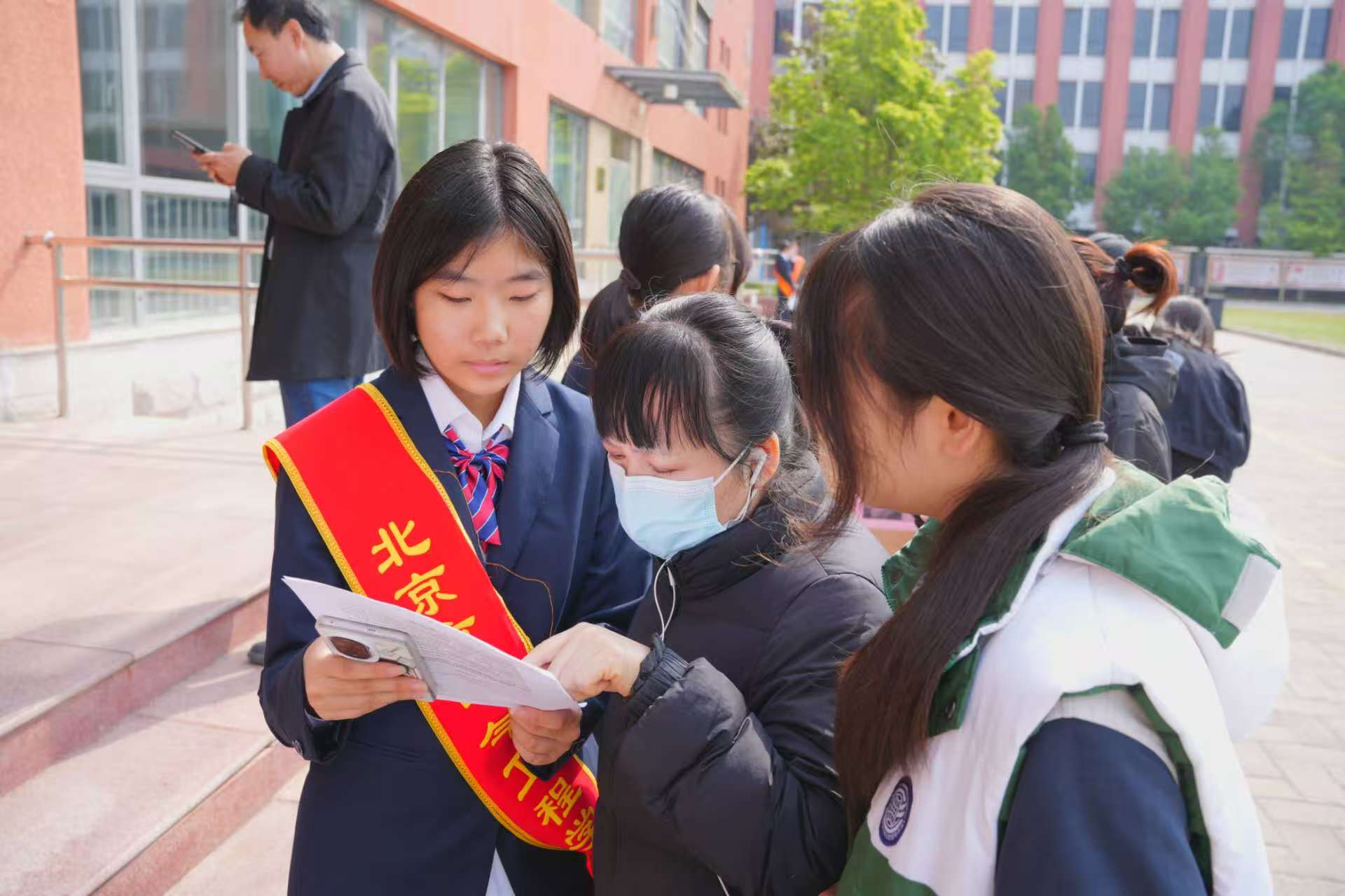 志愿者为家长同学答疑解惑3