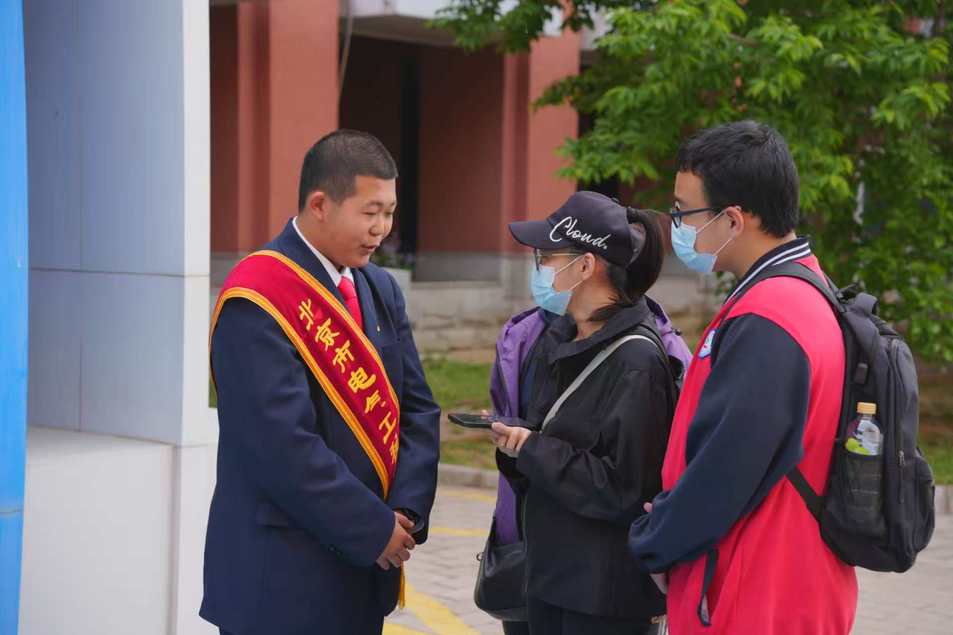 志愿者为家长同学答疑解惑4